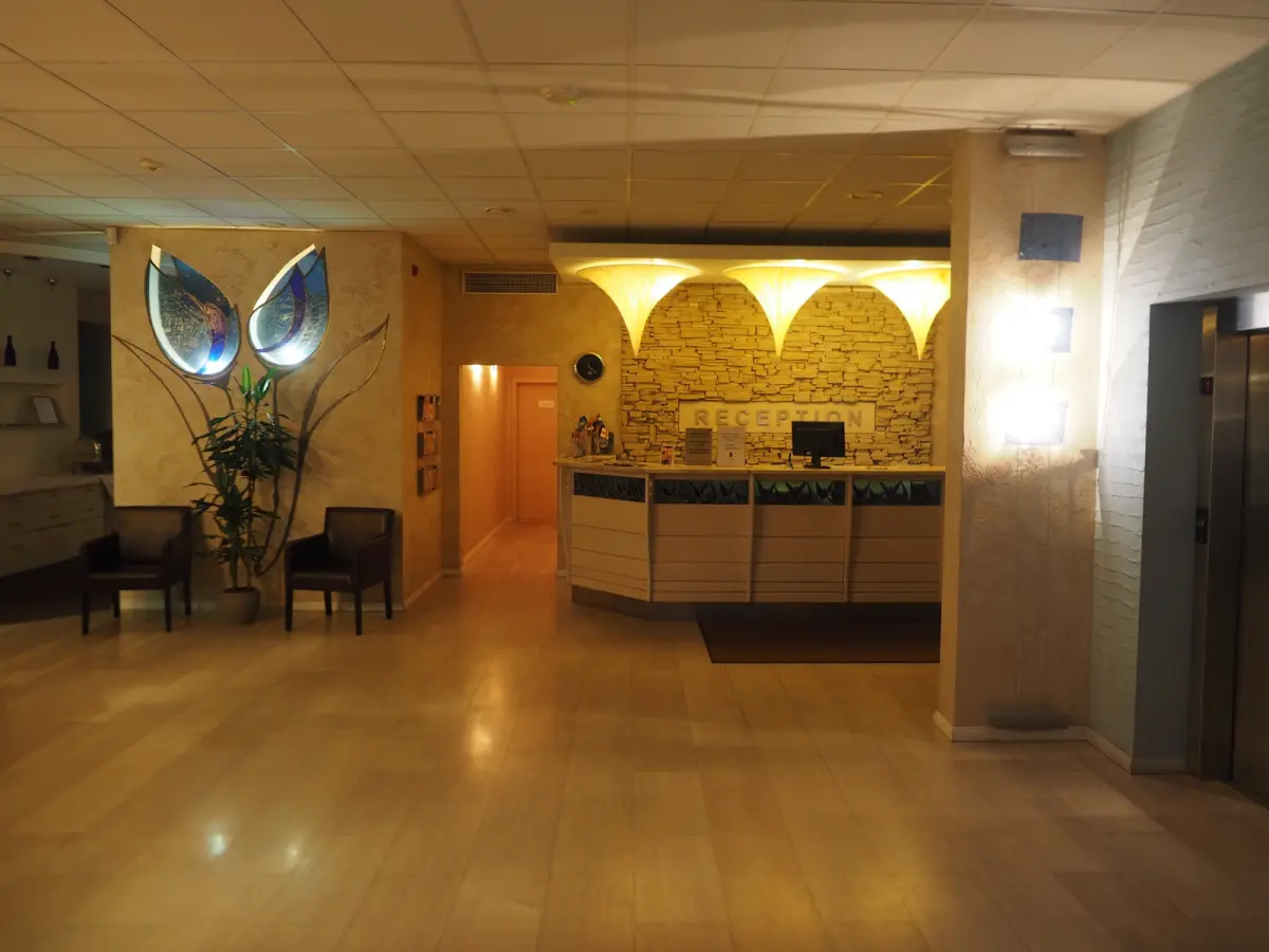 Comptoir de réception d'hôtel avec écran d'ordinateur pour la gestion des réservations