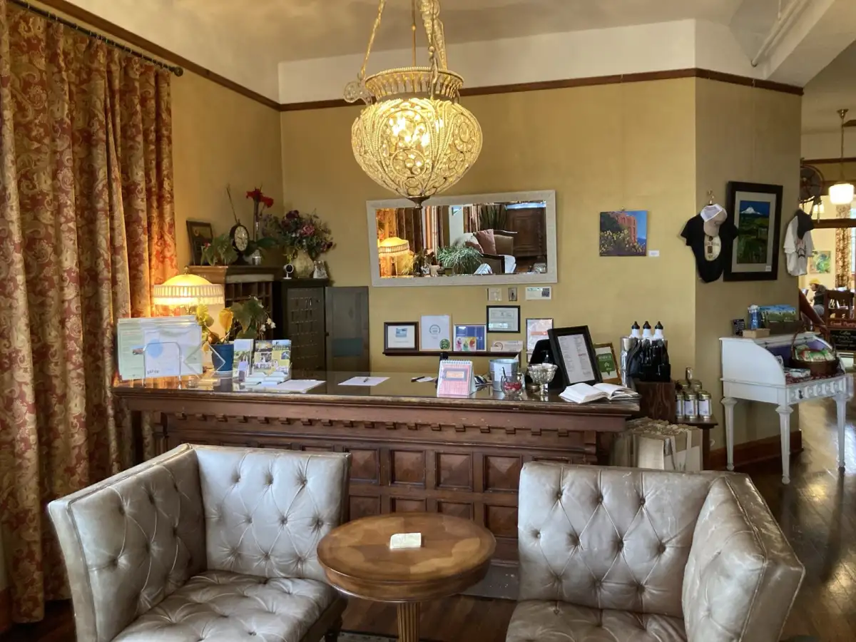 Comptoir de réception en bois d'un petit hôtel indépendant de charme